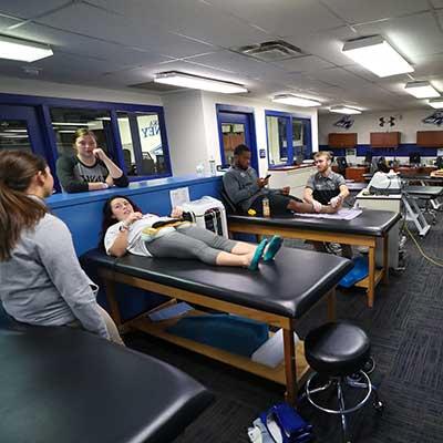 学生 in the athletic training facility